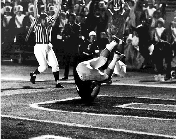 Dick Seymour scores a touchdown in the Tangerine Bowl of 1969.