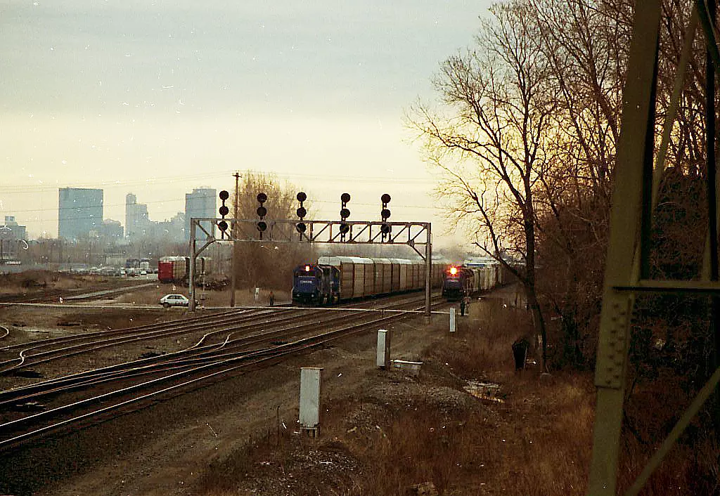 Westbound freight train going by the maneuver, Photo 13