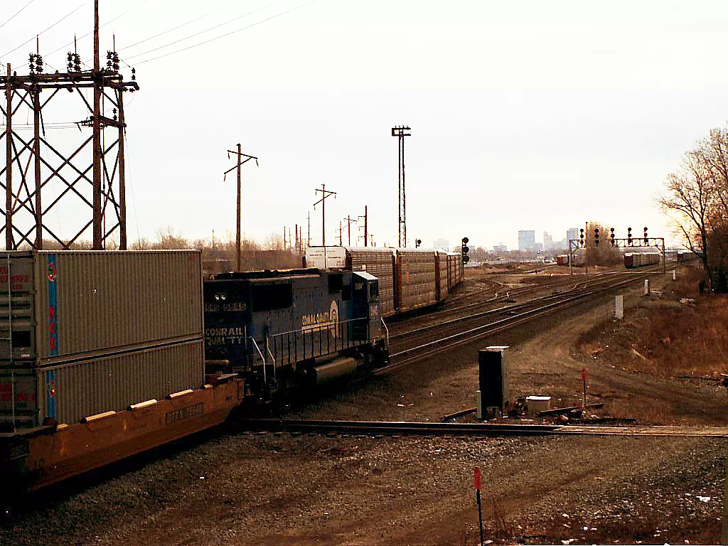 Eastbound double-stack container train appeared , Photo 16
