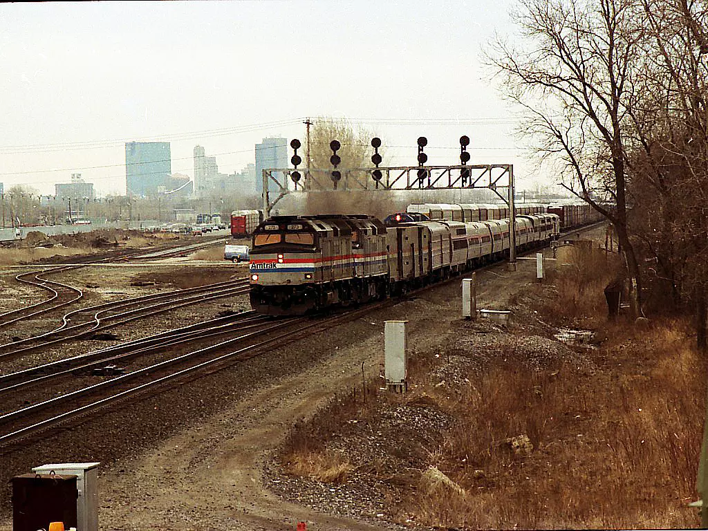 Amtrak and freight trains side by side, Photo 18